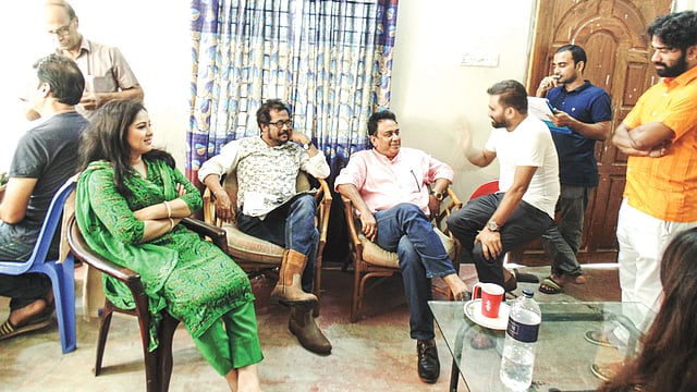 ভাদুনে শুটিং বাড়িতে ব্যস্ত তারকা ও কুশলীরা