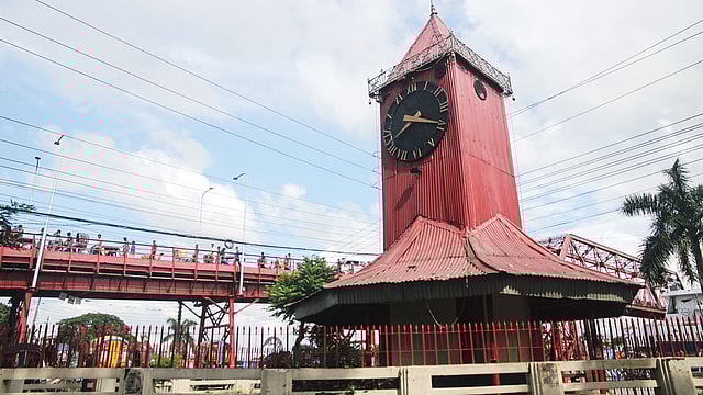 সিলেটের আলী আমজাদের ঘড়ি ও কিনব্রিজ। ছবি: আনিস মাহমুদ