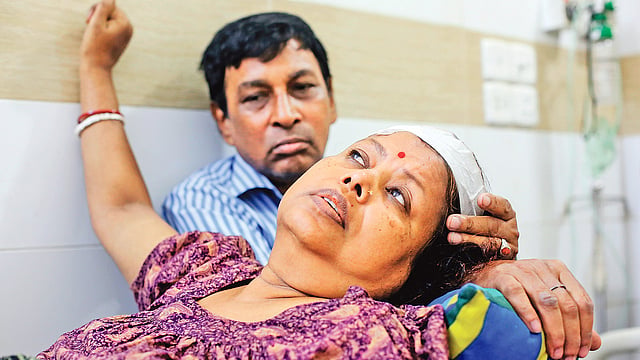 বাসচাপায় পা হারানো কৃষ্ণা রায়। পাশে স্বামী রাধে শ্যাম। গতকাল পঙ্গু হাসপাতালে। ছবি: প্রথম আলো