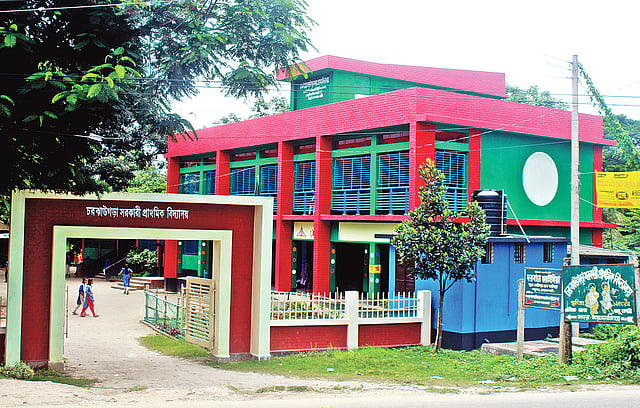 সংস্কারের পর সম্পূর্ণ নতুন রূপ পেয়েছে চরঝাউগড়া সরকারি প্রাথমিক বিদ্যালয়। রঙিন বিদ্যালয়ে আসতে শিশুদের আগ্রহও বেড়ে গেছে। ছবি: প্রথম আলো