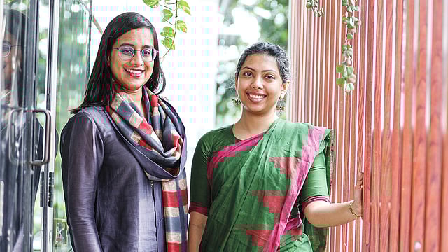 ‘মোড়’–এর দুই উদ্যোক্তা। নাবিলা নওরিন ও নাহিদ শারমিন। ছবি: সাইফুল ইসলাম