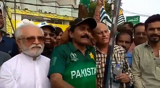 কাশ্মীরের জন্য তলোয়ার হাতে নিচ্ছেন মিয়াঁদাদ! ছবি: টুইটার