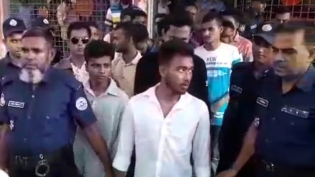 কারাগারে নেওয়ার জন্য রিফাত হত্যার আসামিদের প্রিজনভ্যানে তোলা হচ্ছে । আদালত চত্বর, বরগুনা, ৩ সেপ্টেম্বর । ছবি : ভিডিও থেকে নেওয়া