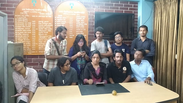 সংবাদ সম্মেলন করে হলে নিয়োগ-বাণিজ্যের অভিযোগ করেছেন রোকেয়া হলের কয়েকজন ছাত্রী। এ সময় বিশ্ববিদ্যালয়ের ছাত্র ইউনিয়ন ও ছাত্র ফেডারেশনের কয়েকজন নেতা-কর্মীও উপস্থিত ছিলেন। ঢাকা বিশ্ববিদ্যালয়, ঢাকা, ০৩ সেপ্টেম্বর। ছবি: প্রথম আলো