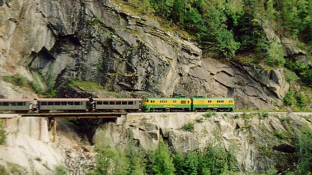 হোয়াইট পাস অ্যান্ড ইউকন রুট রেলওয়ে, এই রেলপথের ব্রিজগুলোর কোনো কোনোটির উচ্চতা ৩ হাজার ফুটের বেশি। ছবি: উইকিমিডিয়া কমনস