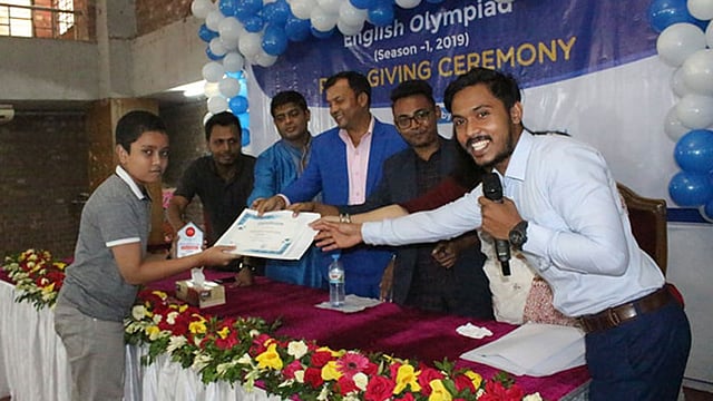 ইংলিশ অলিম্পিয়াডের সেরা শিক্ষার্থীদের পুরস্কার ও সনদ তুলে দেওয়া হচ্ছে। তেজগাঁও কলেজ অডিটোরিয়াম, ঢাকা। ছবি: সংগৃহীত