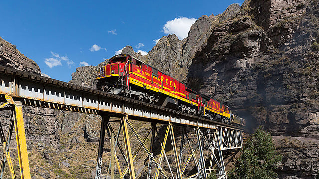 ফেরোক্যারিল সেন্ট্রাল অ্যান্ডিনো, এই রেলপথ সমুদ্রপৃষ্ঠ থেকে প্রায় ১৬ হাজার ফুট উঁচুতে আন্দিজ পর্বতমালায় অবস্থিত। ছবি: উইকিমিডিয়া কমনস