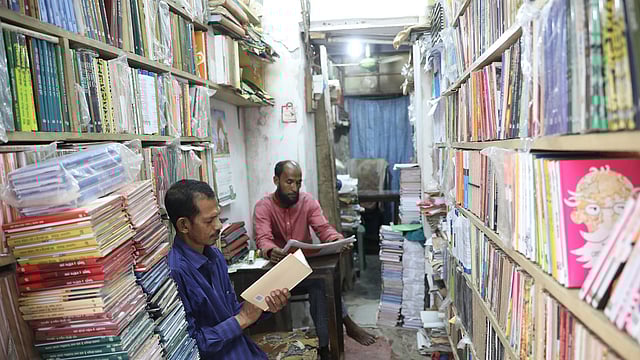 ছোট পরিসরে টিকে আছে ‘নওরোজ কিতাবিস্তান’। বাংলাবাজার, ঢাকা, ৪ সেপ্টেম্বর। ছবি: আবদুস সালাম