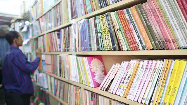 সেলফে সাজানো ‘নওরোজ কিতাবিস্তান’–এর বই। বাংলাবাজার, ঢাকা, ৪ সেপ্টেম্বর। ছবি: আবদুস সালাম