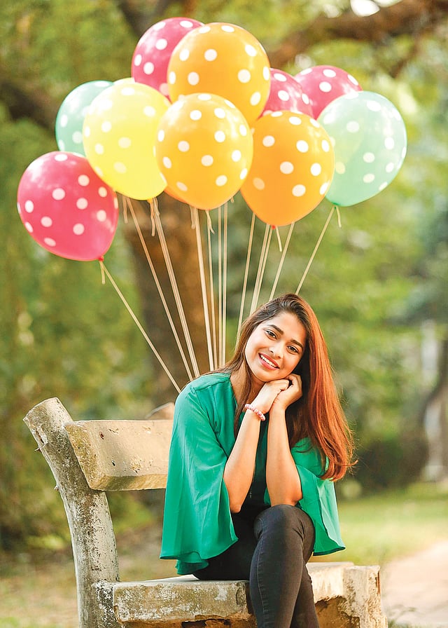 জীবন রঙিন সুন্দর। তাই সব সময় ইতিবাচক ভাবনা ভাবুন। মডেল: ছবি: অধুনা