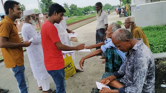 সচেতনতামূলক লিফলেট বিতরণ করেছেন নাটোর বন্ধুসভার বন্ধুরা।