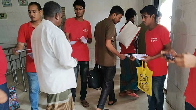 সচেতনতামূলক লিফলেট বিতরণ করেছেন নাটোর বন্ধুসভার বন্ধুরা।