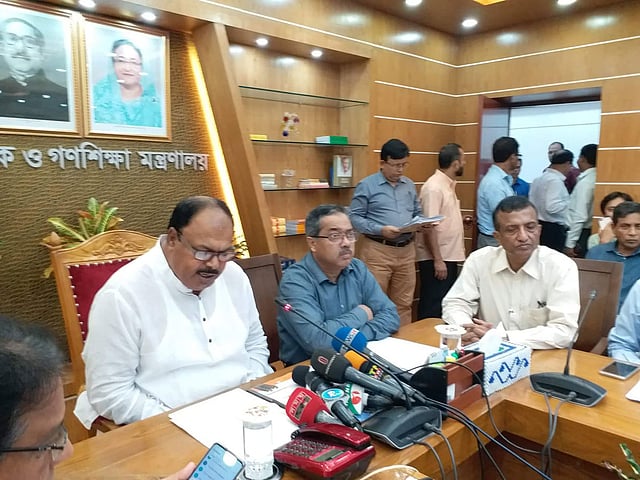 সচিবালয়ে সংবাদ সম্মেলনে বক্তৃতা করছেন প্রাথমিক ও গণশিক্ষা প্রতিমন্ত্রী মো.জাকির হোসেন। ছবি: মোশতাক আহমেদ