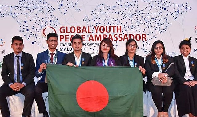 বাংলাদেশের লাল-সবুজের পতাকা হাতে ইয়ুথ পিস অ্যাম্বাসেডর সম্মেলনে অংশ নেওয়া প্রতিনিধিরা। ছবি: সংগৃহীত