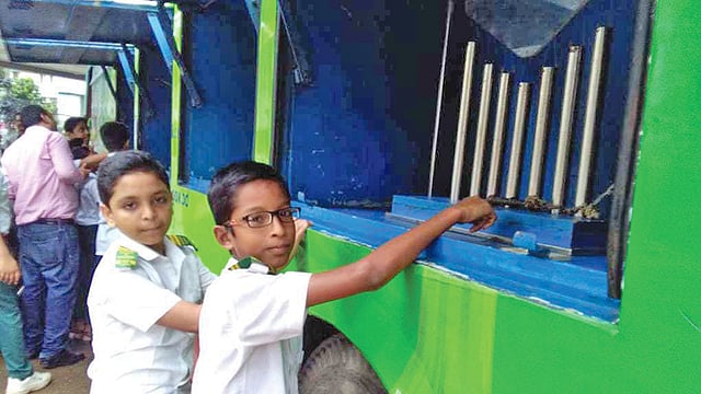 মিউজুবাসটি ঘুরে দেখছে শিক্ষার্থীরা। গতকাল বেলা সাড়ে ১১টায়। নাসিরাবাদ সরকারি উচ্চবিদ্যালয়ে। প্রথম আলো