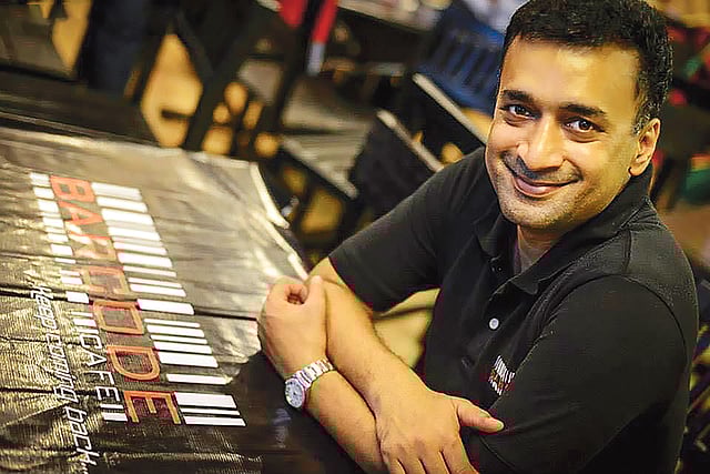 নিজের রেস্তোরাঁয় মনজুরুল হক। ছবি: সংগৃহীত