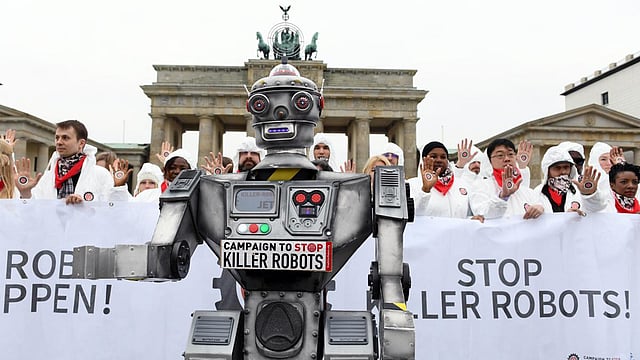 রোবট সৈনিকের সম্ভাব্য বিপদ সম্পর্কে বিশ্ববাসীকে সজাগ করছেন সুস্থ চিন্তার মানুষ। ছবি: রয়টার্স