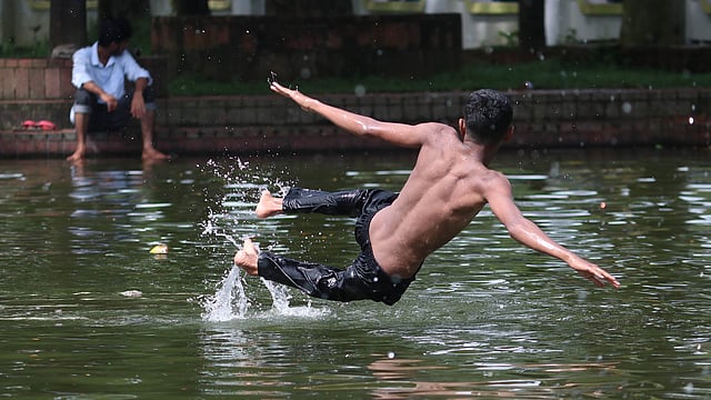 পুকুরের মাঝখানে চলছে উল্টো ডিগবাজি