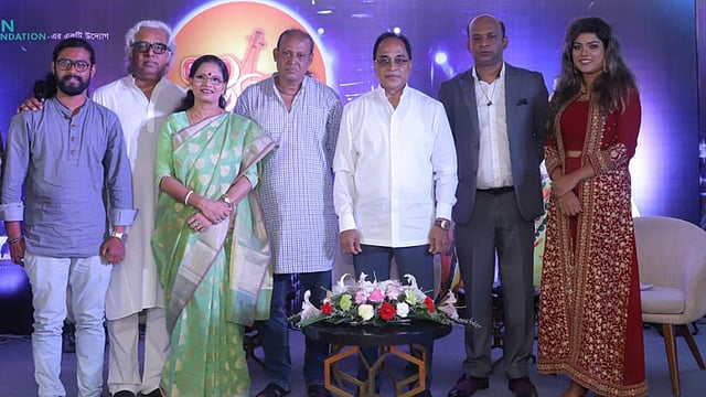 সংবাদ সম্মেলনের পরে মঞ্চে আয়োজকদের সঙ্গে শিল্পীরা। ছবি: প্রথম আলো