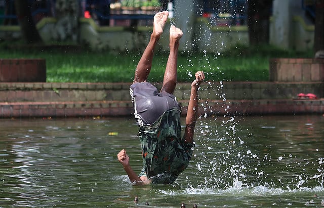 উল্টো হয়ে পানিতে নামা