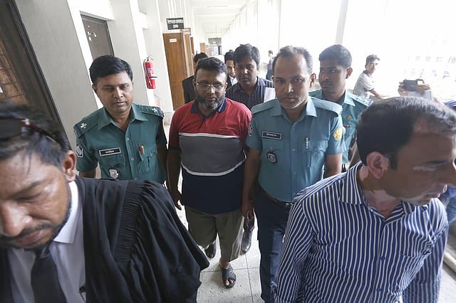 মাদ্রাসাছাত্রী নুসরাত জাহান হত্যার ঘটনায় ডিজিটাল নিরাপত্তা আইনে করা মামলায় গ্রেপ্তার ফেনীর সোনাগাজী থানার সাবেক ওসি মোয়াজ্জেম হোসেনকে আদালতে হাজির করা হয়। ঢাকা মহানগর বিশেষ আদালত, ১১ সেপ্টেম্বর। ছবি: হাসান রাজা