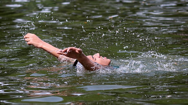 পানিতে নেমে শীতল হওয়া চেষ্টা