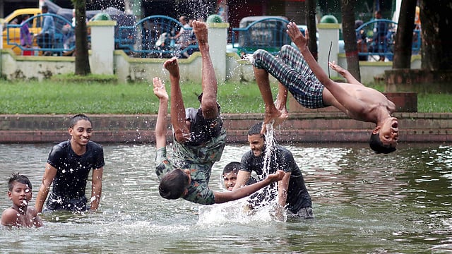 এ যেন পানির সঙ্গে দুরন্তপনা