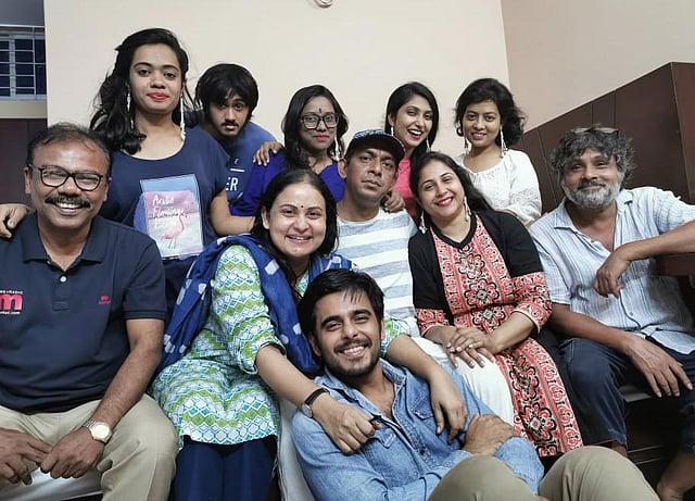 পাপ পুণ্য ছবির শুটিংয়ের ফাঁকে আড্ডায় অভিনয়শিল্পী ও কলাকুশলীরা