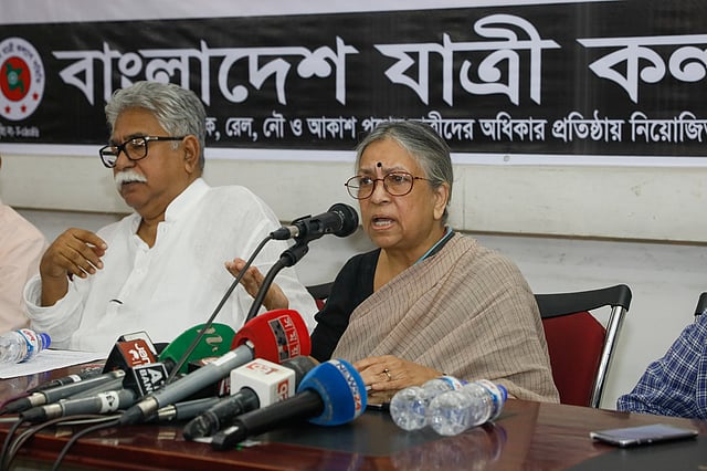 বাংলাদেশ যাত্রী কল্যাণ সমিতি আয়োজিত এক সভায় বক্তব্য রাখছেন সুলতানা কামাল। জাতীয় প্রেসক্লাব, ঢাকা, ১৩ সেপ্টেম্বর। ছবি: আশরাফুল আলম