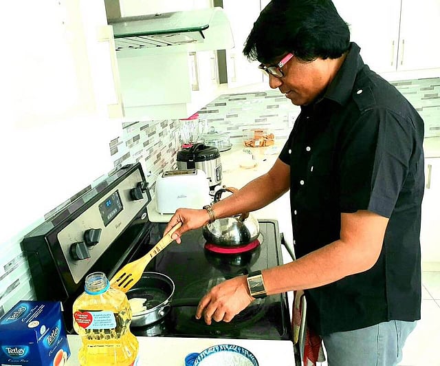 শিল্পীদের জন্য ডিম পোচ করছেন নির্দেশক। ছবি: ফেসবুক থেকে নেওয়া