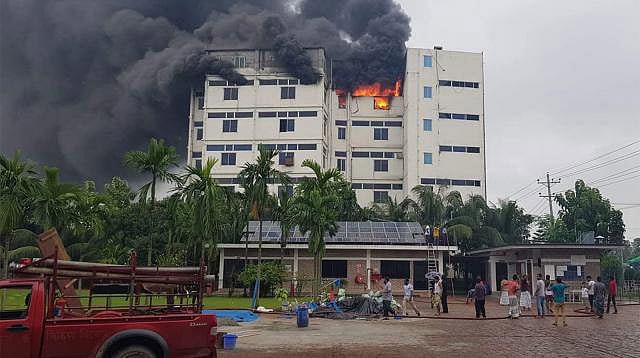 গাজীপুরে একটি কারখানায় অগ্নিকাণ্ডের ঘটনা ঘটেছে। ১৩ সেপ্টেম্বর। ছবি: প্রথম আলো