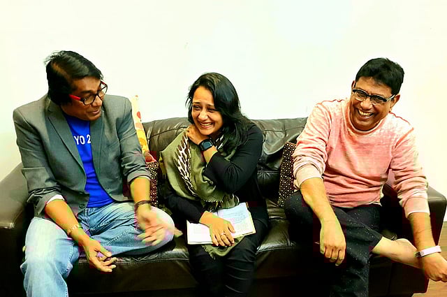 মহড়ার ফাঁকে দুই অভিনয়শিল্পীর সঙ্গে নির্দেশক মাসুম রেজা (বাঁ থেকে প্রথম)। ছবি: ফেসবুক থেকে নেওয়া