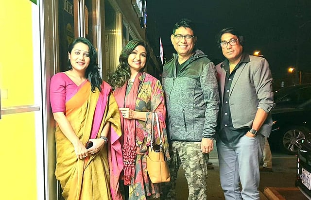 ‘জনৈক অভিজ্ঞ দম্পতি’ নাটকের শিল্পী এবং নির্দেশক। ছবি: ফেসবুক থেকে নেওয়া