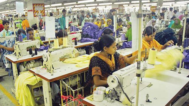 পোশাকশিল্পের প্রাথমিক পর্বে কর্মসংস্থান হওয়া শ্রমিকদের ৯০ শতাংশের বেশি ছিলেন নারী