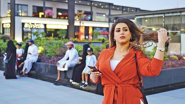 পাশ্চাত্য ধাঁচের পোশাক পরা সৌদি নারী মাশায়েল আল–জালুদ। রাজধানী রিয়াদে। এএফপি