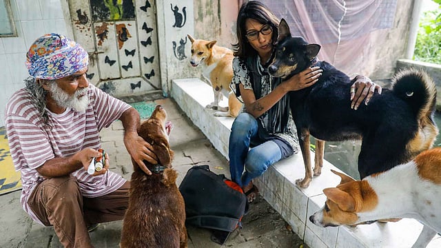 আশ্রয়কেন্দ্রের আরেক তত্ত্বাবধায়ক শাহদাতও প্রাণীগুলোকে ভালোবাসেন। ছবি: দীপু মালাকার