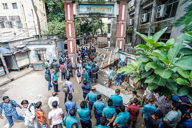 পরে শিক্ষার্থীরা আশ্বস্ত হয়ে ফিরে যান