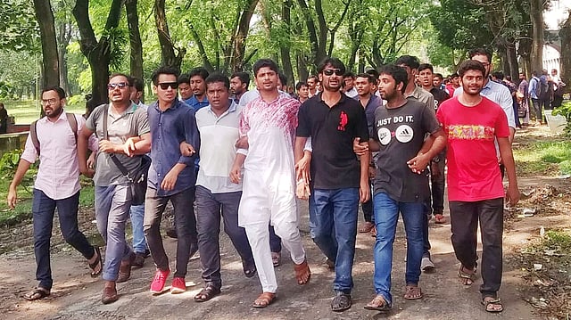 কুষ্টিয়ার ইসলামী বিশ্ববিদ্যালয় শাখা ছাত্রলীগের সভাপতি ও সম্পাদককে ক্যাম্পাসে অবাঞ্ছিত ঘোষণা করে ছাত্রলীগের একাংশের নেতা-কর্মীরা ক্যাম্পাসে বিক্ষোভ করেন। ছবি: প্রথম আলো