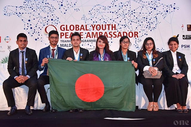 ইন্টারন্যাশনাল ইয়ুথ পিস অ্যাম্বাসেডর সম্মেলনে লাল সবুজ পতাকা হাতে বাংলাদেশের প্রতিনিধির দল। ছবি: সংগৃহীত