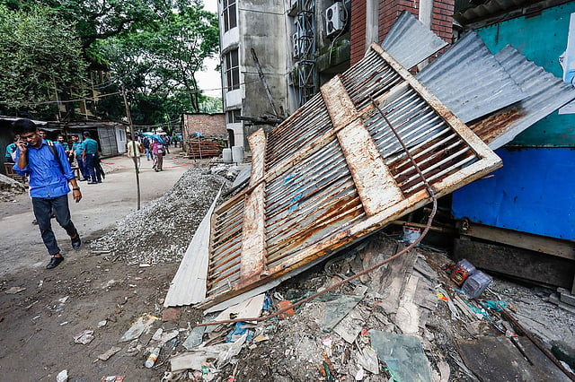 স্ট্যান্ডের কারণে শিক্ষার্থীরা তাঁদের বিশ্ববিদ্যালয়ের দ্বিতীয় ফটকটি ব্যবহারই করতে পারেন না