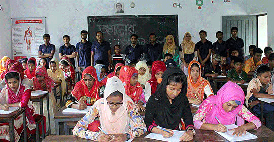 জ্ঞানের পাঠশালায় সাধারণ জ্ঞানের পরীক্ষায় অংশ নিচ্ছেন শিক্ষার্থীরা। ছবি: প্রথম আলো