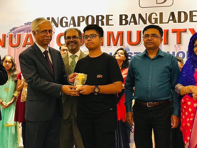 অনুষ্ঠানের তৃতীয় পর্বে প্রাইমারি স্কুল পরীক্ষায় সর্বোচ্চ নম্বরপ্রাপ্ত সেরা পাঁচজন বাংলাদেশি শিক্ষার্থীকে পুরস্কৃত করা হয়