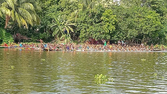 নড়াইলের চিত্রা নদীতে আয়োজিত নৌকাবাইচ প্রতিযোগিতা। ছবি: প্রথম আলো