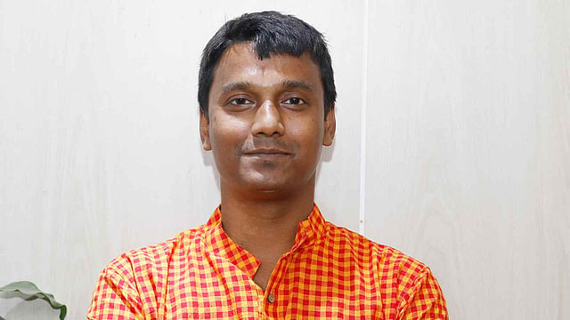 এ পর্যন্ত ৪৮ বার রক্ত এবং ২৭ বার প্লাটিলেট অর্থাৎ মোট ৭৫ বার রক্ত দিয়েছেন নজরুল ইসলাম। ছবি: দীপু মালাকার