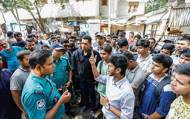 একপর্যায়ে আইনশৃঙ্খলা রক্ষাকারী বাহিনীর সদস্যরা শিক্ষার্থীদের শান্ত করার চেষ্টা করেন