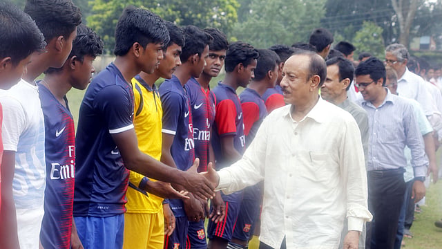 দিনাজপুরের ফুলবাড়ীতে জাতির পিতা বঙ্গবন্ধু শেখ মুজিবুর রহমান জাতীয় গোল্ডকাপ ফুটবল টুর্নামেন্টের চূড়ান্ত খেলায় দুই দলের খেলোয়াড়দের সঙ্গে পরিচিত হচ্ছেন সাবেক মন্ত্রী মো. মোস্তাফিজুর রহমান ফিজার। ছবি: প্লাবন শুভ