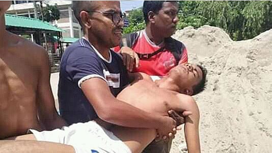 খেলার মাঠে হামলায় আহত বেশ কয়েকজন। ফরিদপুর, ১৫ সেপ্টেম্বর। ছবি: প্রথম আলো