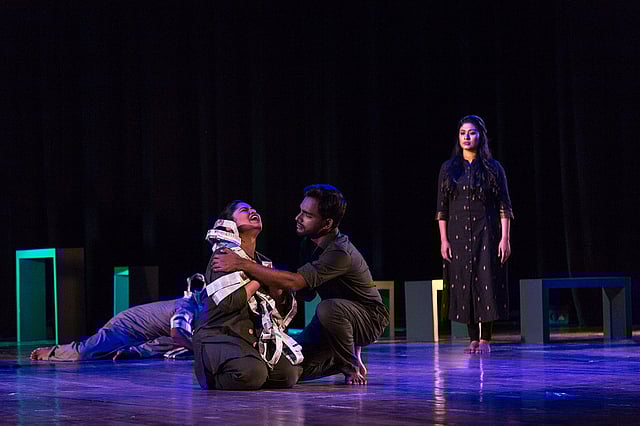 জাতীয় নাট্যশালার প্রধান মিলনায়তনে ‘হো চি মিন’-এর দুটি প্রদর্শনীর আয়োজন করে তুরঙ্গমী ড্যান্স থিয়েটার। ছবি: প্রথম আলো