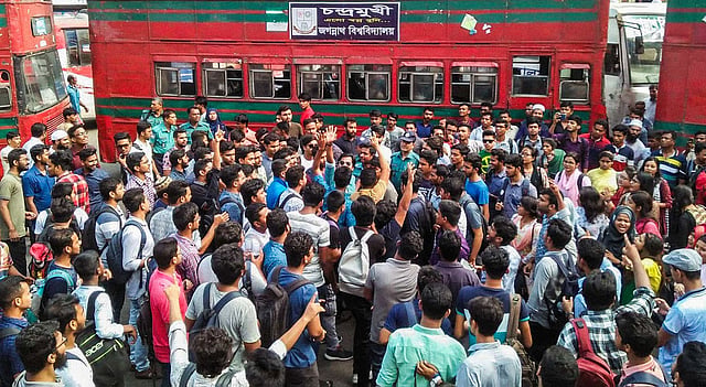 এর আগে সকাল আটটার দিকে জগন্নাথ বিশ্ববিদ্যালয়ের শিক্ষার্থীরা রায়সাহেব বাজার সড়ক অবরোধ করেন