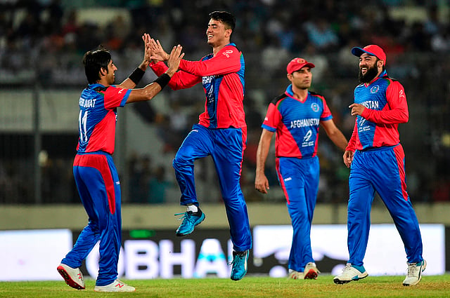 আরেকটি উইকেট পতনের উল্লাস আফগানদের। জয়ের পথে আরেকটু এগিয়ে গেল তারা। ছবি: এএফপি